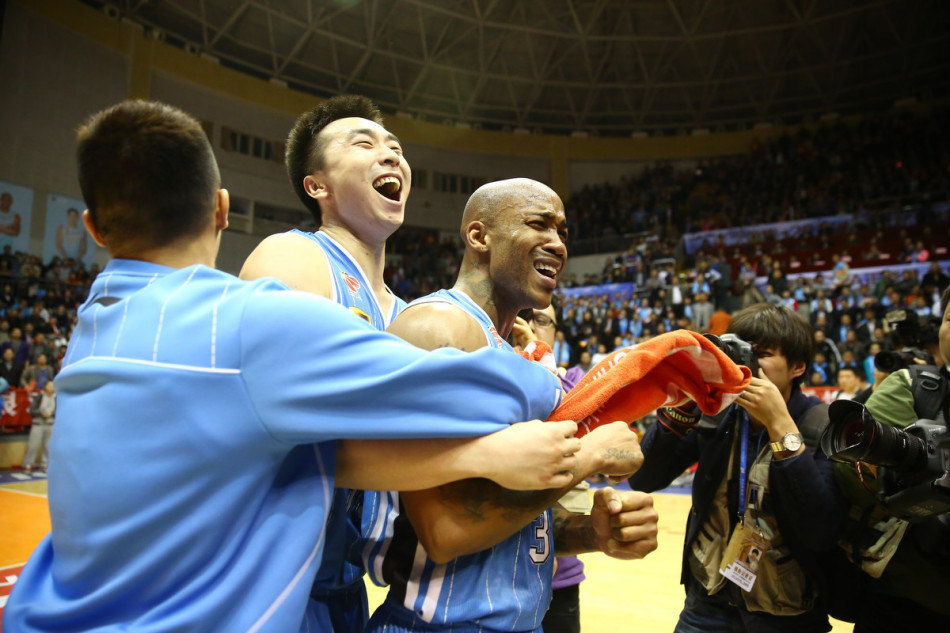 愛德華茲打西部球隊場均30.7分&命中率51.5% 打東部19.3分&40.3%