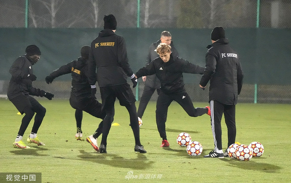 申京被包夾后出現(xiàn)失誤，隨后格林也連續(xù)出現(xiàn)兩次失誤