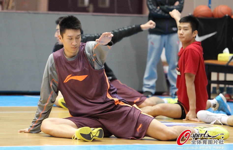 曼聯(lián)vs狼隊首發(fā)：姆伯莫、B費、芒特先發(fā)，海文出戰(zhàn)