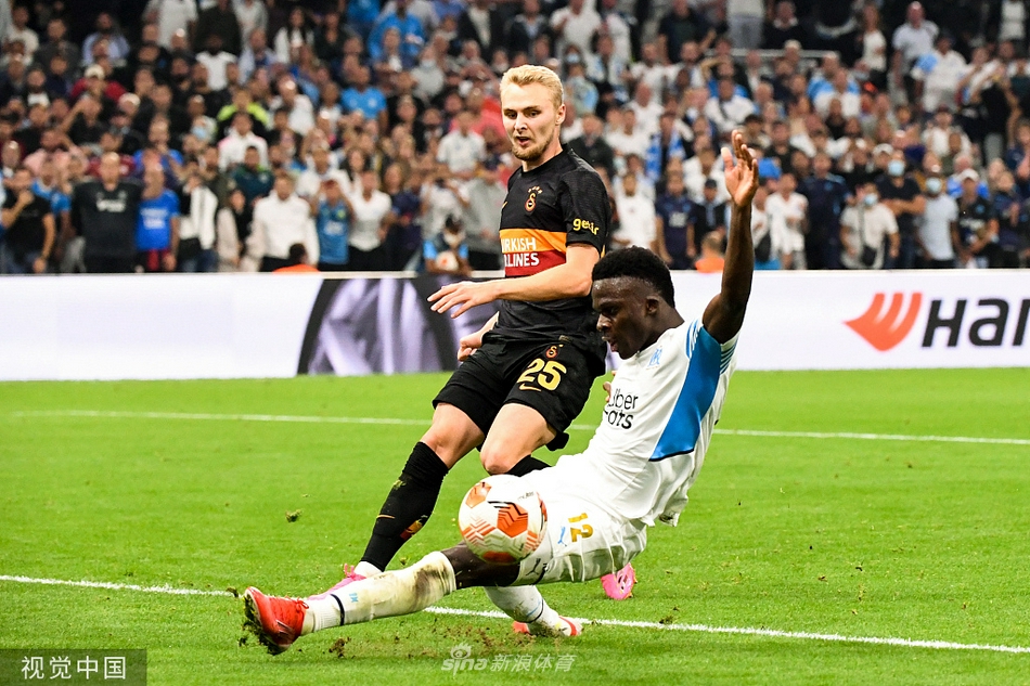 魅力四射！性感名媛Anastasia觀戰(zhàn)湖人 布朗尼&格里芬是其粉絲