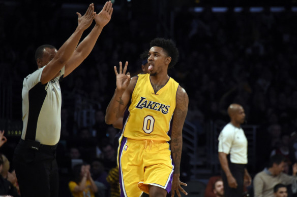 [流言板]輪流發(fā)力！布克借掩護干拔三分也進連拿5分，太陽追至1分