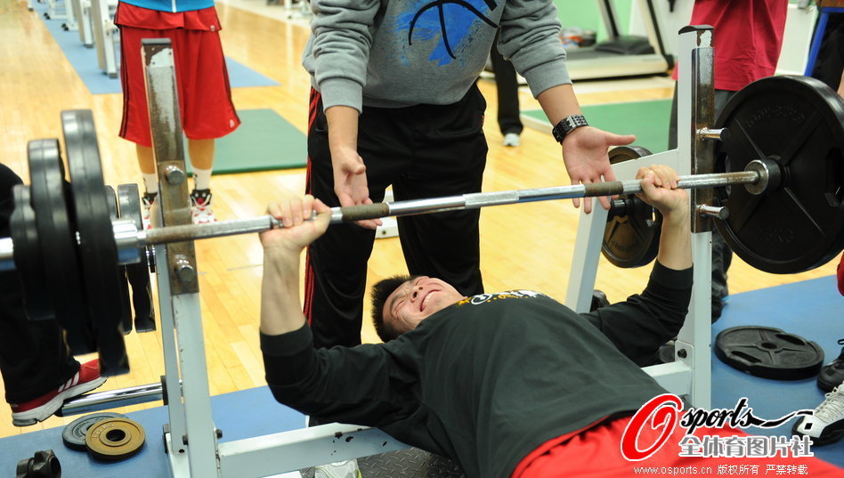 在巴黎時內馬爾帶你去夜店了嗎？西蒙斯：沒有，那時我才17歲