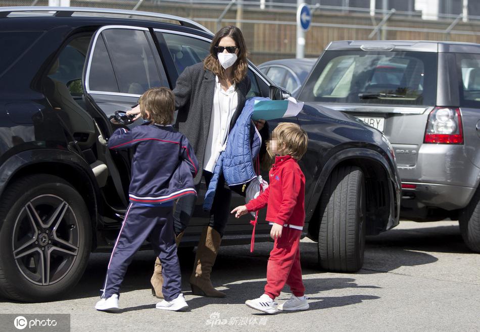 2025年10月8日 11:16:14懂球帝                 近日，前利物浦功勛隊長杰拉德在前英格蘭隊隊友費迪南德的播客節(jié)目中，直言自己和那批被譽為英格蘭“黃金一代”的球員，其實是“一