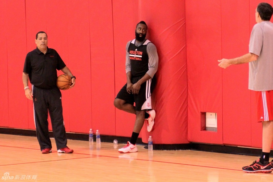 德天空：拜仁二隊中場費爾南德斯已經(jīng)恢復(fù)，目前回歸球隊訓(xùn)練