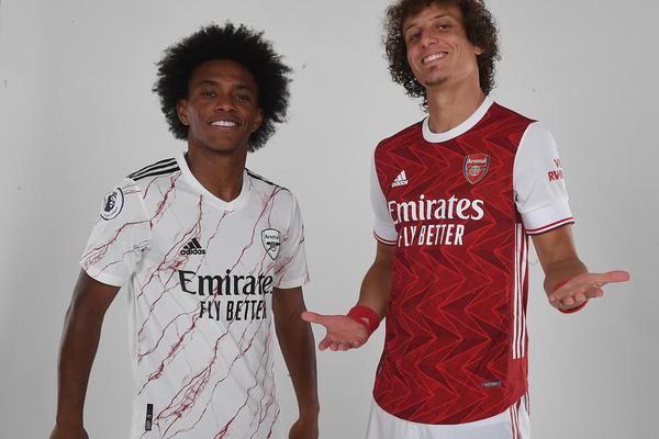 無敵！字母哥借掩護強突遭遇追夢兇狠犯規(guī)摔倒在地 但依然打成2+1