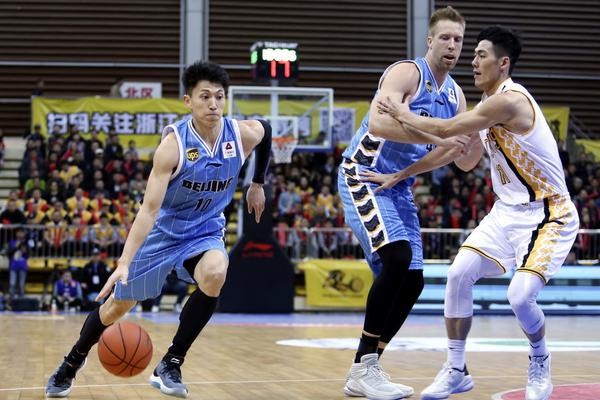 垃圾時間的王！普爾接球命中超遠追身三分