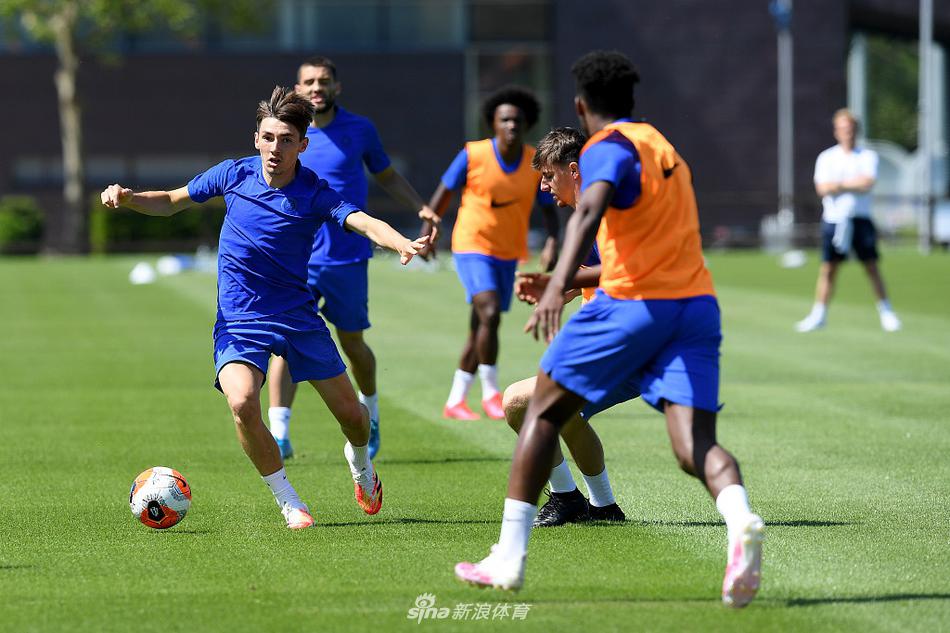 [流言板]輪流發(fā)力！布克借掩護干拔三分也進連拿5分，太陽追至1分