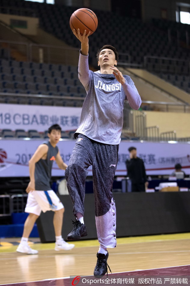 任勞任怨！比爾本場替補出戰(zhàn)，賽中一直面帶笑意