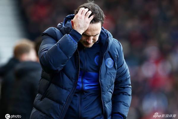 姆巴佩曬領取月最佳獎杯照片：非常感謝大家，對陣阿拉維斯加油！