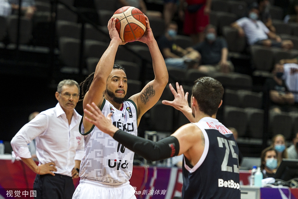 不在狀態(tài)！愛德華茲半場14中3拿到14分 三分7中1