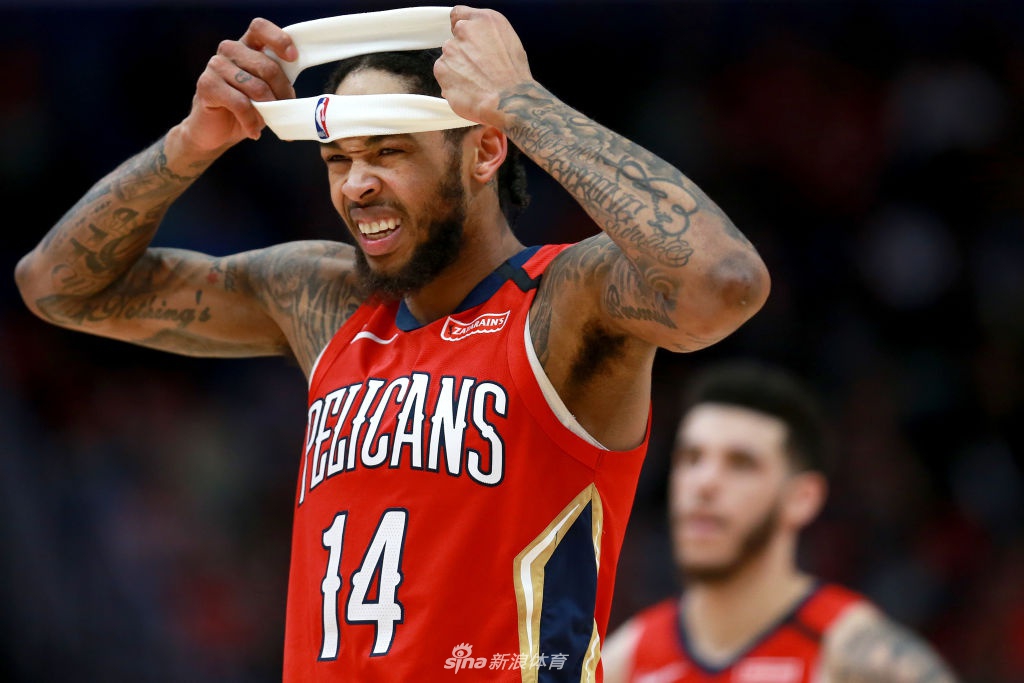 ??梅西抵達加爾各答，眾多印度球迷狂奔并齊喊：Messi! Messi!