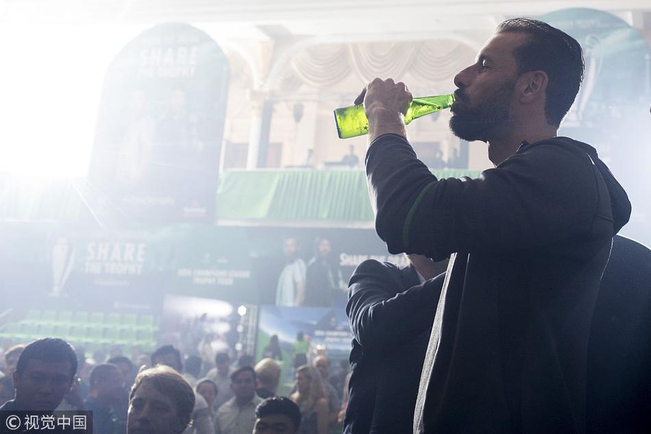 直播吧1月8日訊 NBA常規(guī)賽，鵜鶘100-117不敵老鷹。本場比賽，鵜鶘球員普爾表現(xiàn)一般，雖然末節(jié)獨得12分但對比賽無影響，在38分鐘的時間里，投籃18中7，三分球13中6，罰球1中1，拿到21分1