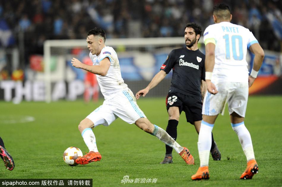 任勞任怨！比爾本場替補出戰(zhàn)，賽中一直面帶笑意