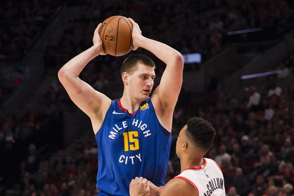 2025年12月31日 07:23:43 | 體育24小時熱點                 英超第19輪，阿森納4-1維拉，曼聯(lián)1-1狼隊。至此，本年度所有英超比賽已經(jīng)宣告結(jié)束！阿森納先賽情況下5