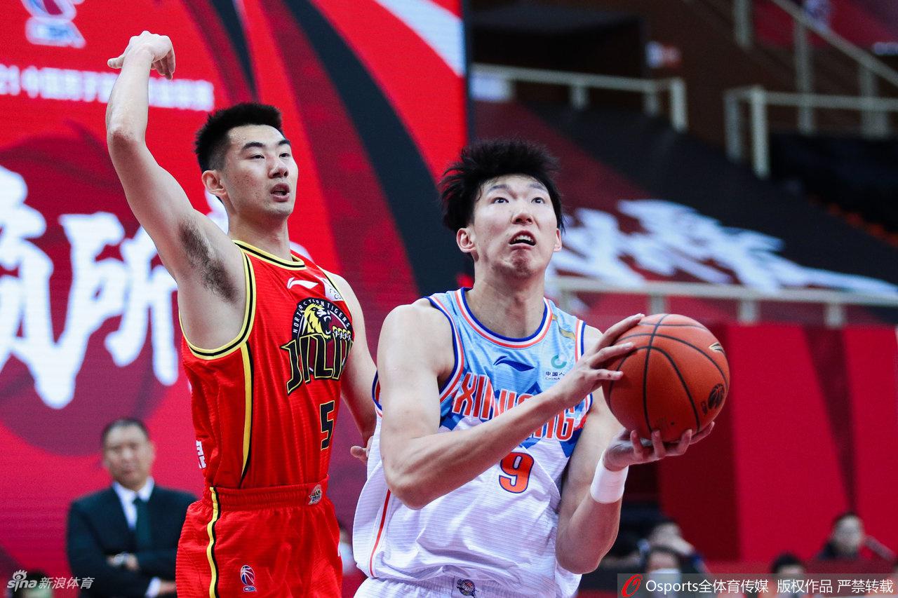 直播吧10月8日訊 據(jù)土耳其媒體HT Spor報道，薩內(nèi)準備舉家搬往土耳其。薩內(nèi)今夏免簽加盟加拉塔薩雷，媒體指出，這位德國邊鋒已經(jīng)適應了球隊和伊斯坦布爾的生活。薩內(nèi)與隊友、俱樂部工作人員相處融洽，建立