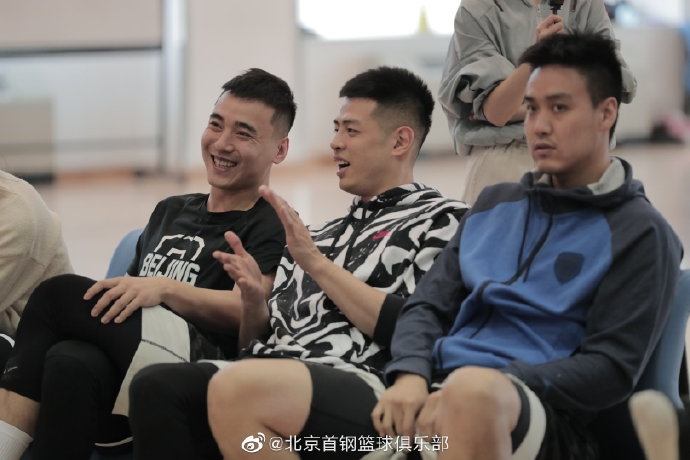 踩踏染紅！西蒙斯致歉：范戴克是我的隊長 絕不會故意傷害任何人