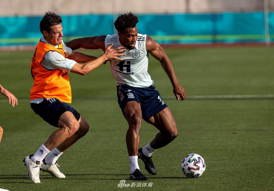 任勞任怨！比爾本場替補出戰(zhàn)，賽中一直面帶笑意