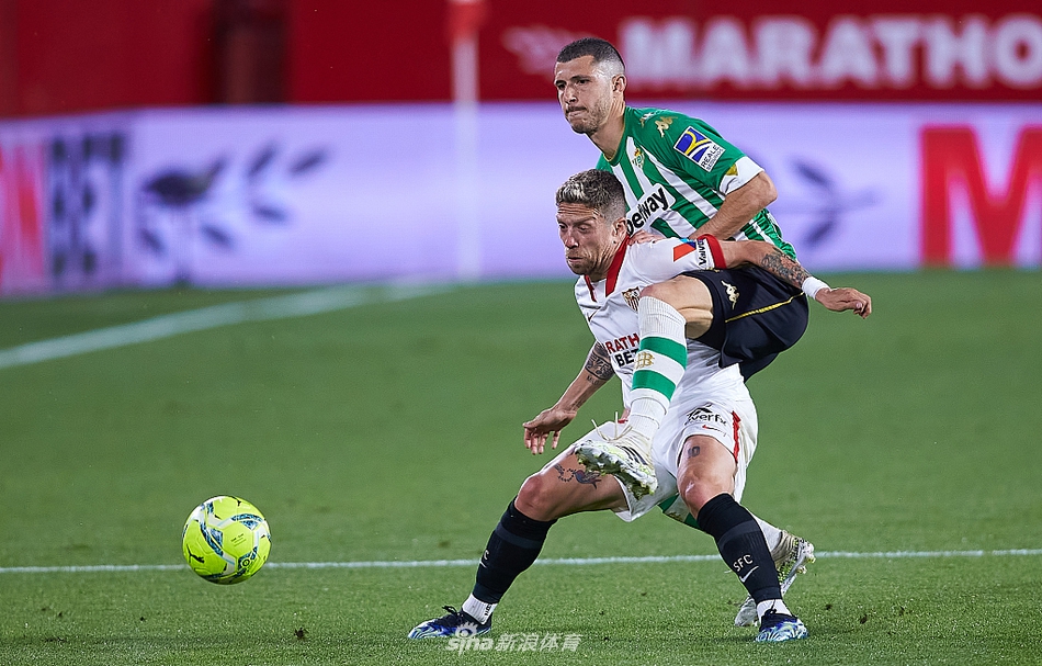 放我就必須投！字母哥弧頂三米內(nèi)無人防守 調(diào)整一下三分命中！