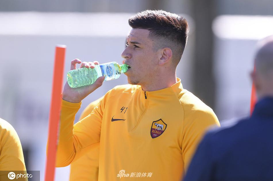 2025年12月31日 16:20:12懂球帝                 據(jù)《每日體育報》報道，坎塞洛將于今年1月離開利雅得新月，巴塞羅那已與球員方面取得聯(lián)系，評估其作為防線補強人選的可行性。在