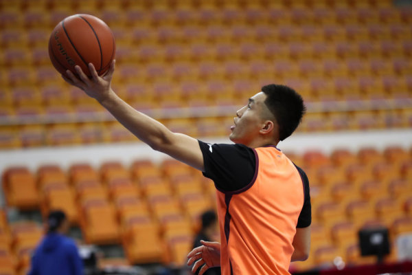 放我就必須投！字母哥弧頂三米內(nèi)無人防守 調(diào)整一下三分命中！