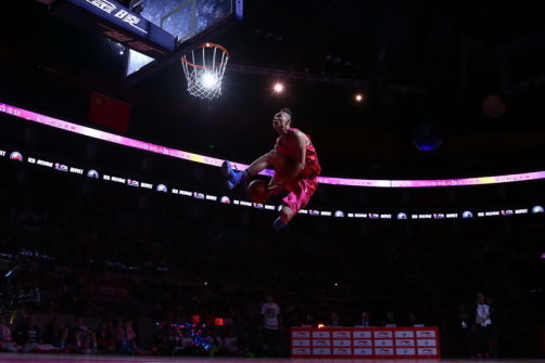 直播吧10月09日訊 據(jù)名記Shams報道，消息人士透露，騎士有意簽下自由球員馬利克-比斯利。據(jù)報道，雖然加蘭能在賽季初期回歸，但斯特魯斯會因傷缺席一段時間，騎士希望簽下比斯利來填補空缺。但據(jù)了解，比