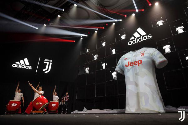 ?；倏耍核_拉赫比我想象中更隨和，和他并肩作戰(zhàn)很不可思議