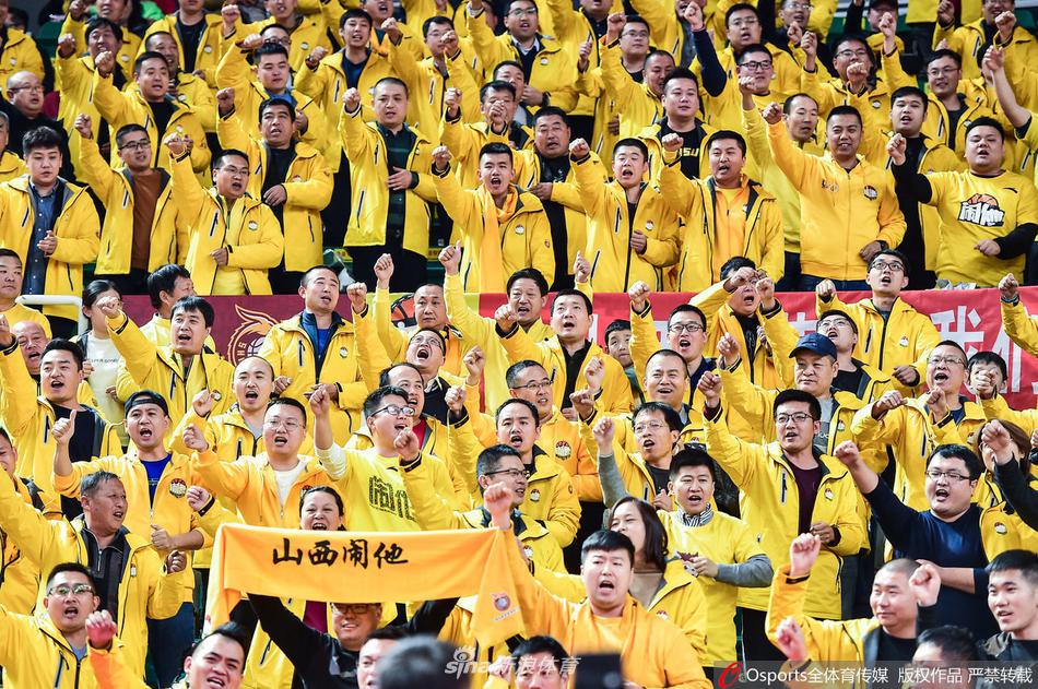 啊這……加納喬與體能教練對決踩單車，后者幾乎沒動瞬間攔截皮球