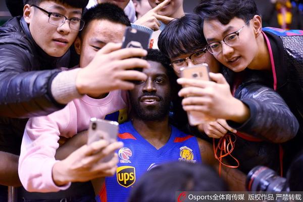 在勇士禁區(qū)當攪拌機！字母哥半場11中8砍18分4板3助