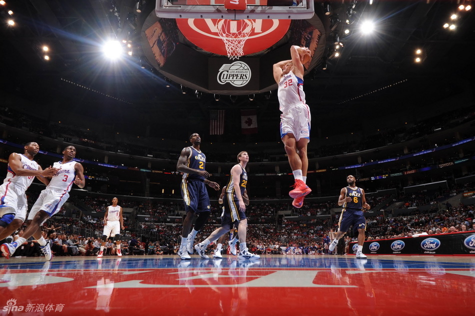 不在狀態(tài)！愛德華茲半場14中3拿到14分 三分7中1