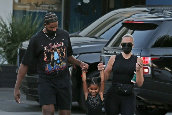 申京被包夾后出現(xiàn)失誤，隨后格林也連續(xù)出現(xiàn)兩次失誤