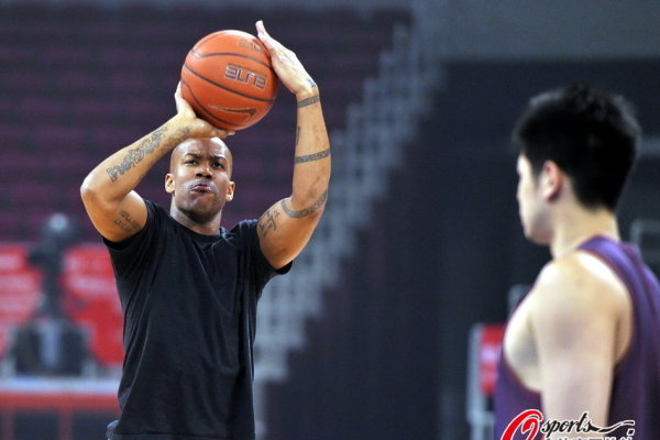 誰都能捅一刀??曼聯(lián)助狼隊結(jié)束43天球荒，本賽季僅1次零封對手