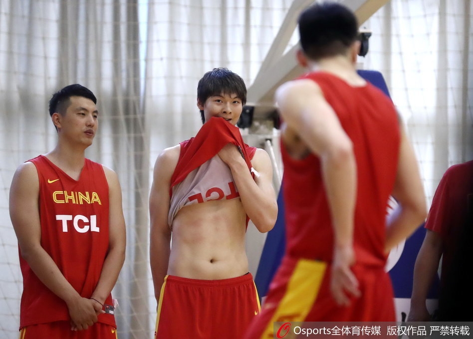 新秀配合！19號秀特拉奧雷反擊騷氣背傳 27號秀沃爾夫要扣被犯規(guī)