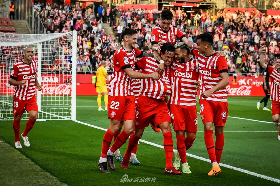 在玩家群體成功完成最新周末社區(qū)挑戰(zhàn)后，Gearbox軟件公司正式通過兌換碼向全體《無主之地4》玩家發(fā)放亞蒙的「邪典經(jīng)典」皮膚。Gearbox始終延續(xù)通過社交媒體發(fā)放黃金鑰匙的傳統(tǒng)。玩家可在官網(wǎng)兌換SH