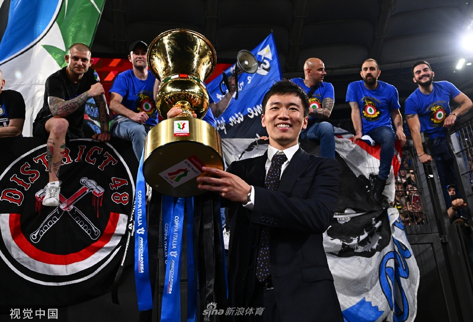 在巴黎時內馬爾帶你去夜店了嗎？西蒙斯：沒有，那時我才17歲