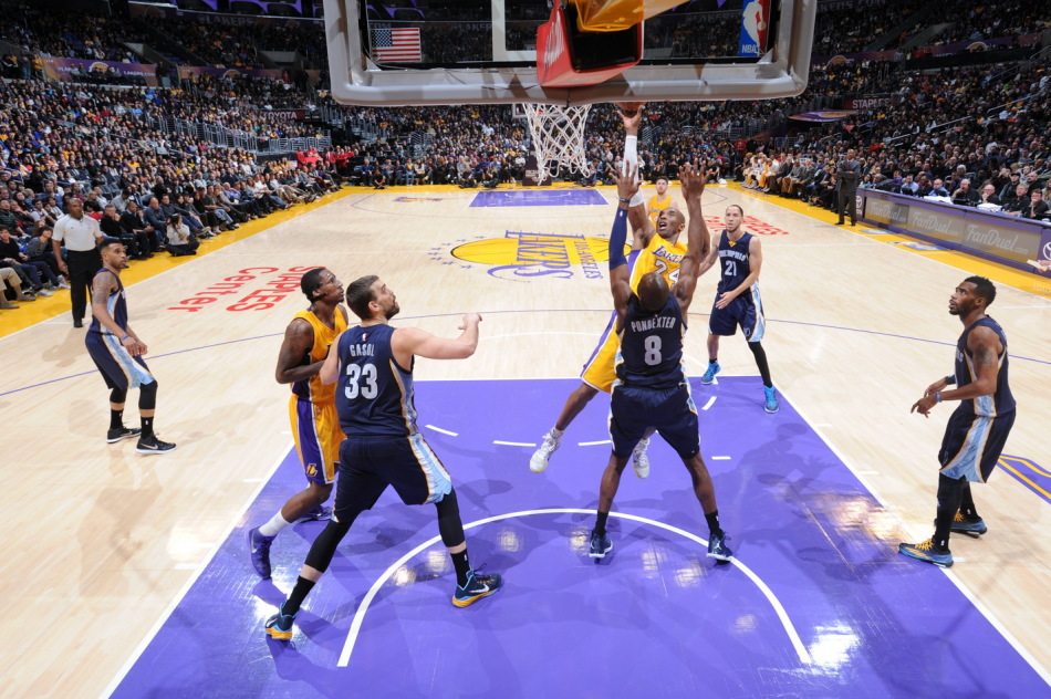 打笑了！克萊手起刀落三分命中，三分9中6已得25分