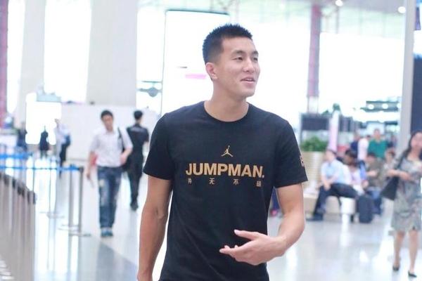 任勞任怨！比爾本場替補出戰(zhàn)，賽中一直面帶笑意