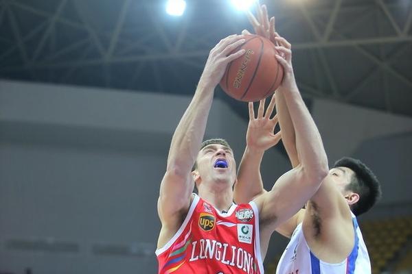 斯洛特：某一刻某名球員進攻意圖過于強烈，導致對方攻入了制勝球