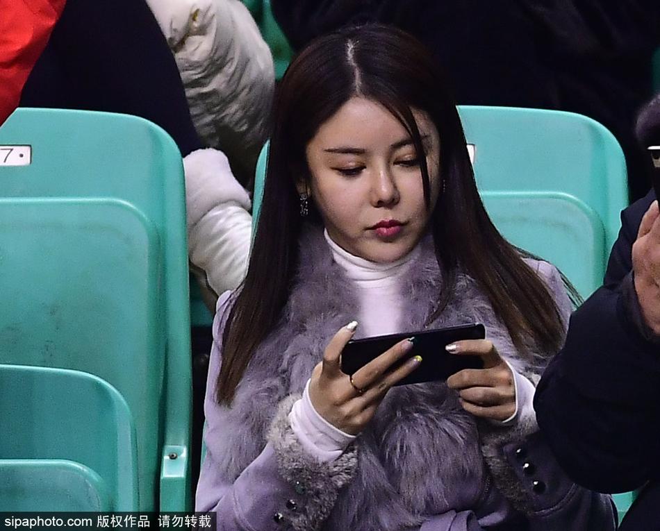 直播吧1月13日訊 今天，TA記者Sam Vecenie在其播客節(jié)目中，談到了戈貝爾。“魯?shù)?戈貝爾這個家伙啊，真的到現(xiàn)在還這么離譜，在全聯(lián)盟范圍內(nèi)都這么被低估。我覺得最好的一個時刻，把這種印象固化在