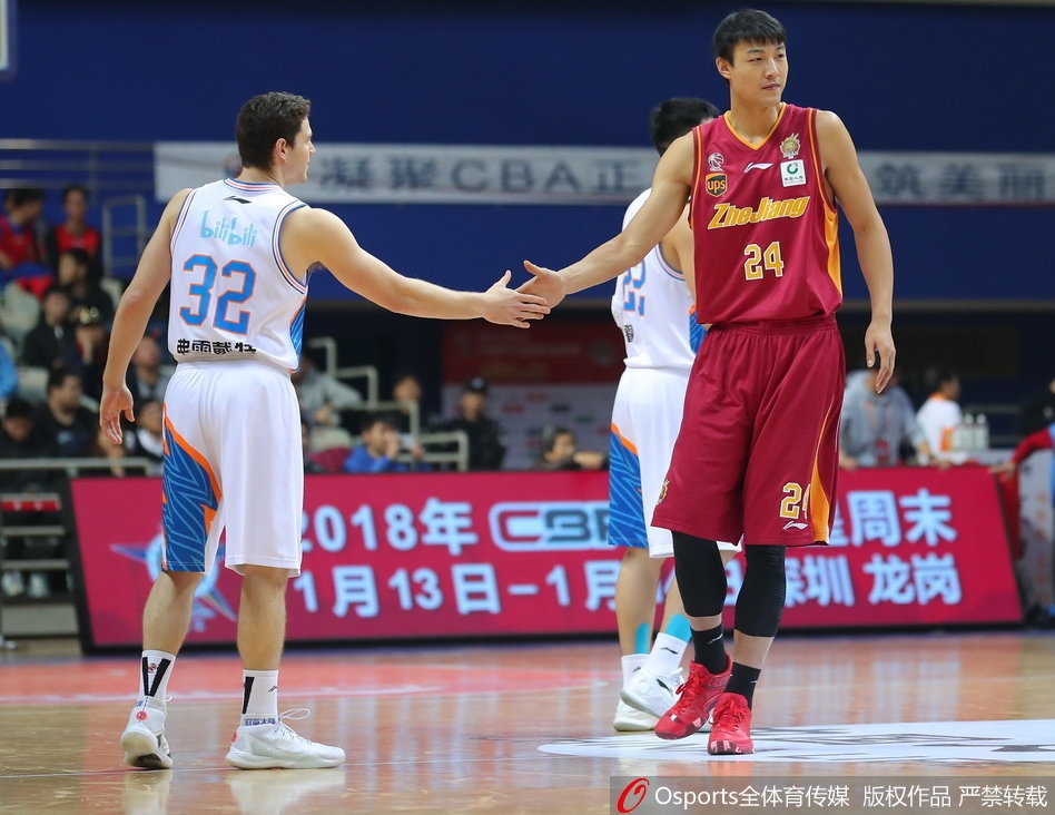 短暫放松！維尼修斯曬與女友合照：在迪拜的24小時?????