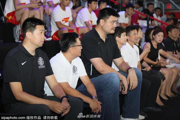 直播吧1月8日訊 NBA常規(guī)賽，籃網(wǎng)半場43-48落后魔術。在上半場的比賽中，籃網(wǎng)球員小邁克爾·波特首發(fā)出戰(zhàn)了15分54秒，12投7中，三分8中4，得到18分2籃板1助攻1搶斷。