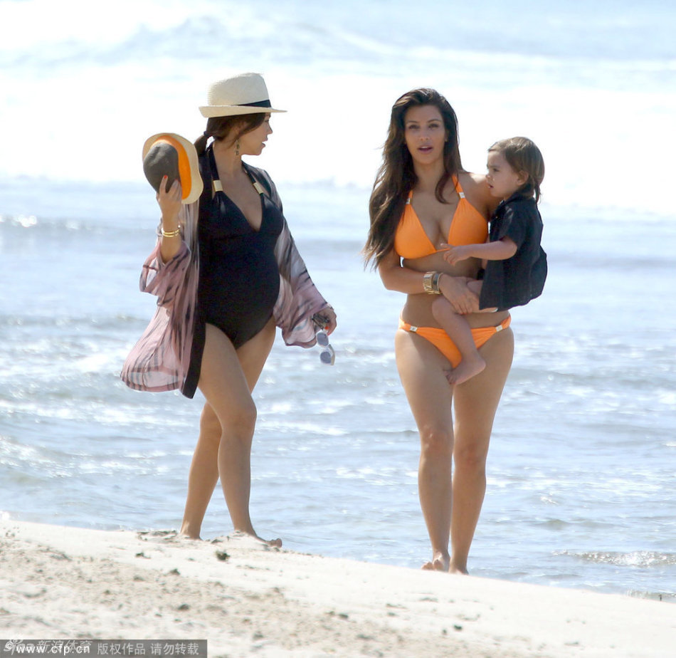 危險！卡佩拉被切球后打到杜蘭特面部，杜蘭特掩面非常痛苦