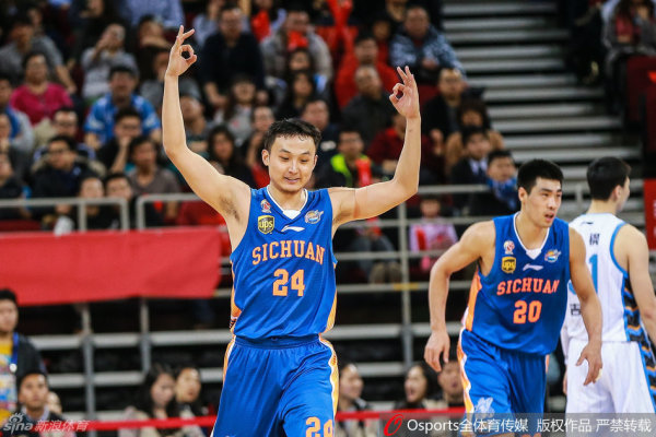 危險！卡佩拉被切球后打到杜蘭特面部，杜蘭特掩面非常痛苦