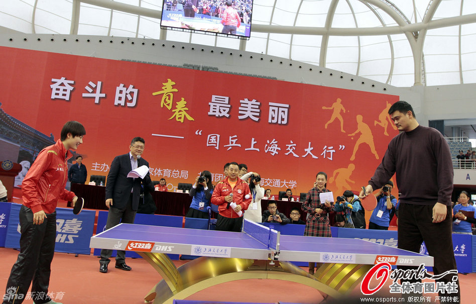 [流言板]恢復(fù)神速！前幾日腳無法承重的東契奇，今日自己走回更衣室