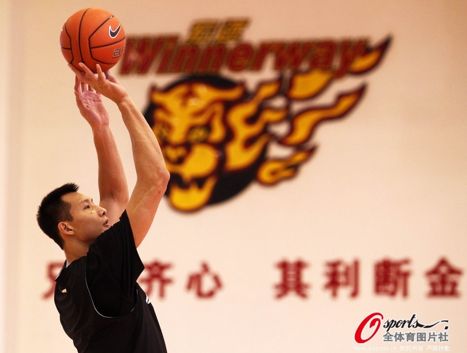 直播吧1月8日訊 NBA常規(guī)賽，鵜鶘100-117不敵老鷹。本場比賽，鵜鶘球員普爾表現(xiàn)一般，雖然末節(jié)獨得12分但對比賽無影響，在38分鐘的時間里，投籃18中7，三分球13中6，罰球1中1，拿到21分1