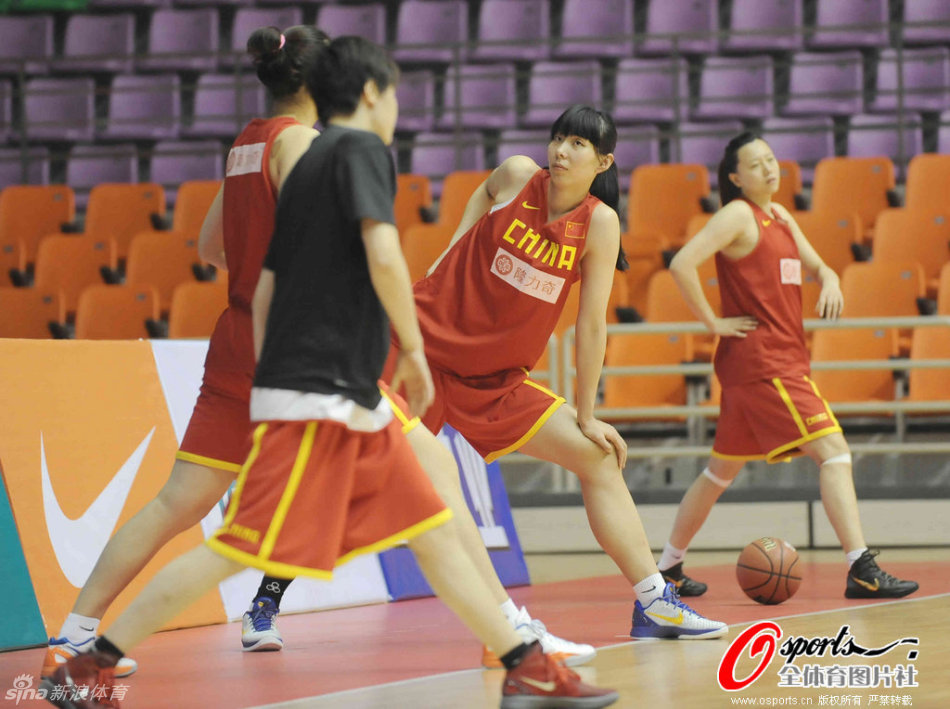 任勞任怨！比爾本場替補出戰(zhàn)，賽中一直面帶笑意