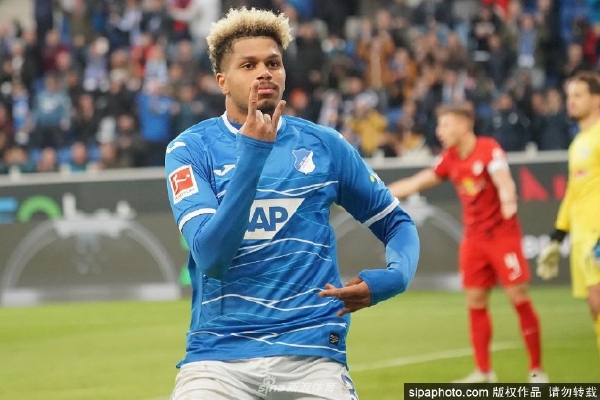 危險！卡佩拉被切球后打到杜蘭特面部，杜蘭特掩面非常痛苦