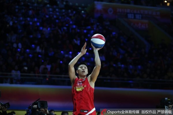 直播吧12月31日訊 今天，五星高中生小德隆·里皮Deron Rippey Jr）公布了自己的擇校選擇，他承諾加盟杜克大學。加上他，目前為止杜克大學已經(jīng)招募到三位2026屆的五星高中生，還有一位四星高