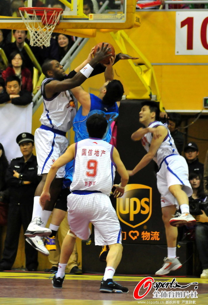 [流言板]恢復(fù)神速！前幾日腳無法承重的東契奇，今日自己走回更衣室