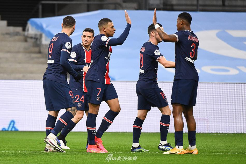 拉莫斯現(xiàn)身伯納烏并祝賀姆巴佩：我早就說過你是No.1