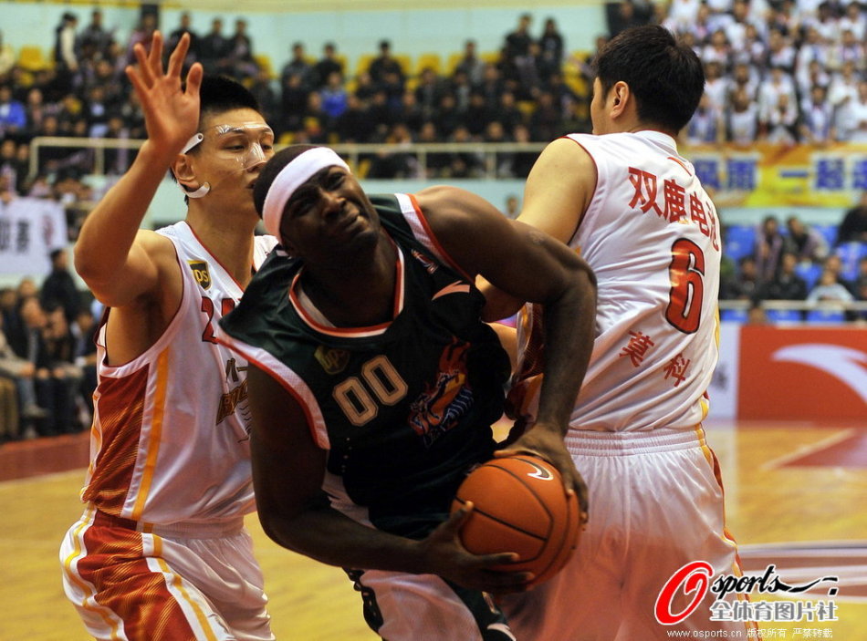 2025年10月8日 10:39:11 | 體育24小時熱點                 在葡萄牙環(huán)球獎頒獎典禮上，C羅獲頒萄牙環(huán)球聲望獎，以表彰他整個職業(yè)生涯在俱樂部和國家隊所做的貢獻。C羅獲獎